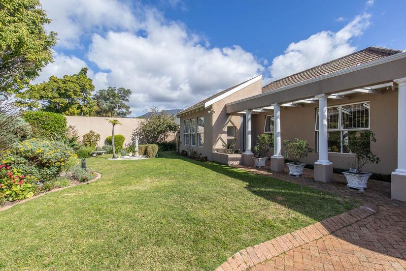 To Let 5 Bedroom Property for Rent in Meadowridge Western Cape